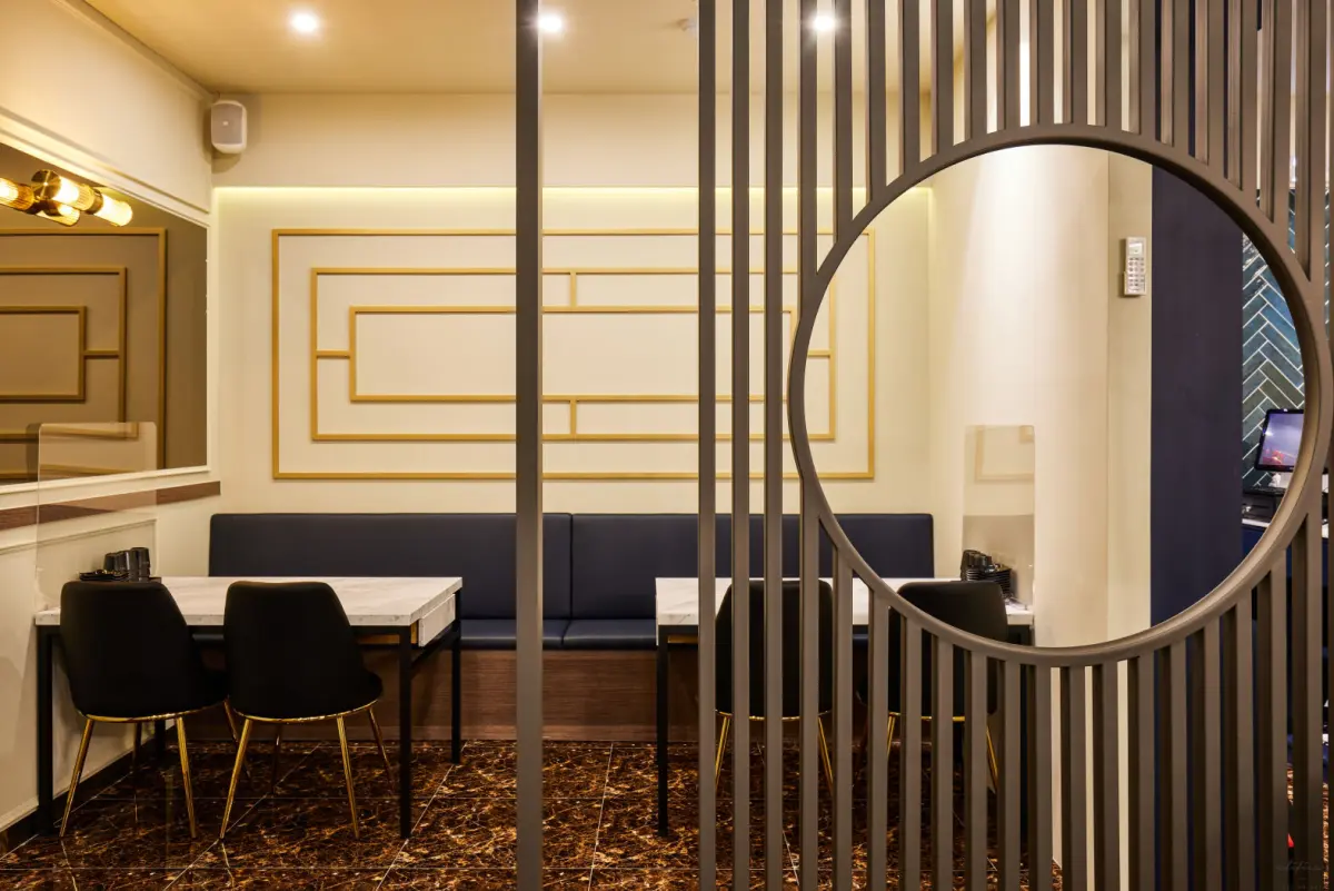 동양미가 돋보이는 프리미엄 중식당 좌석공간